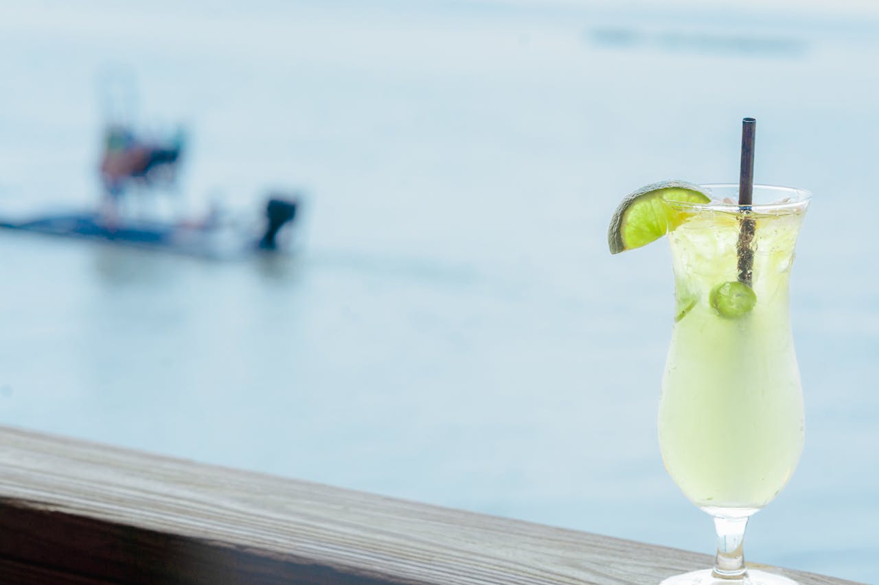 Duna-part, napsütés és stabil munkahely: háttérmunkára keres új kollégát a Halas Guszti büfé