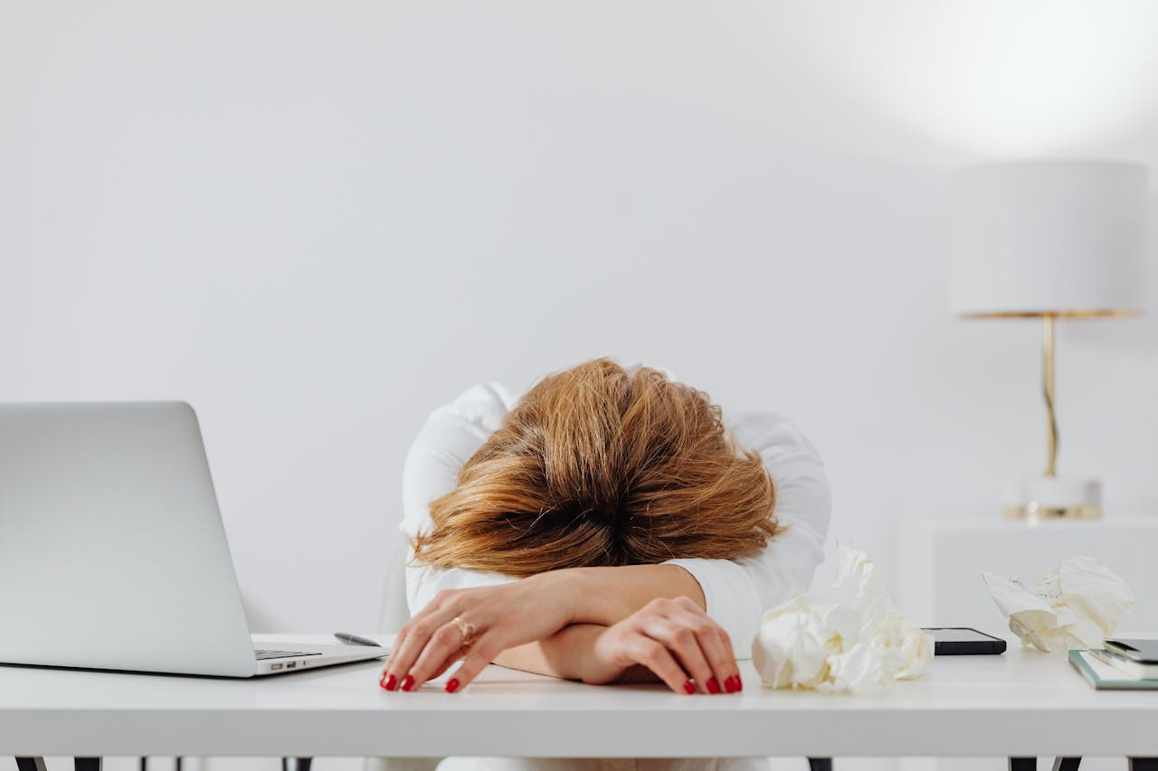 Folyamatos értesítések, csökkenő figyelem: mi az alert fatigue, és miért kellene a HR-nek is foglalkoznia vele?