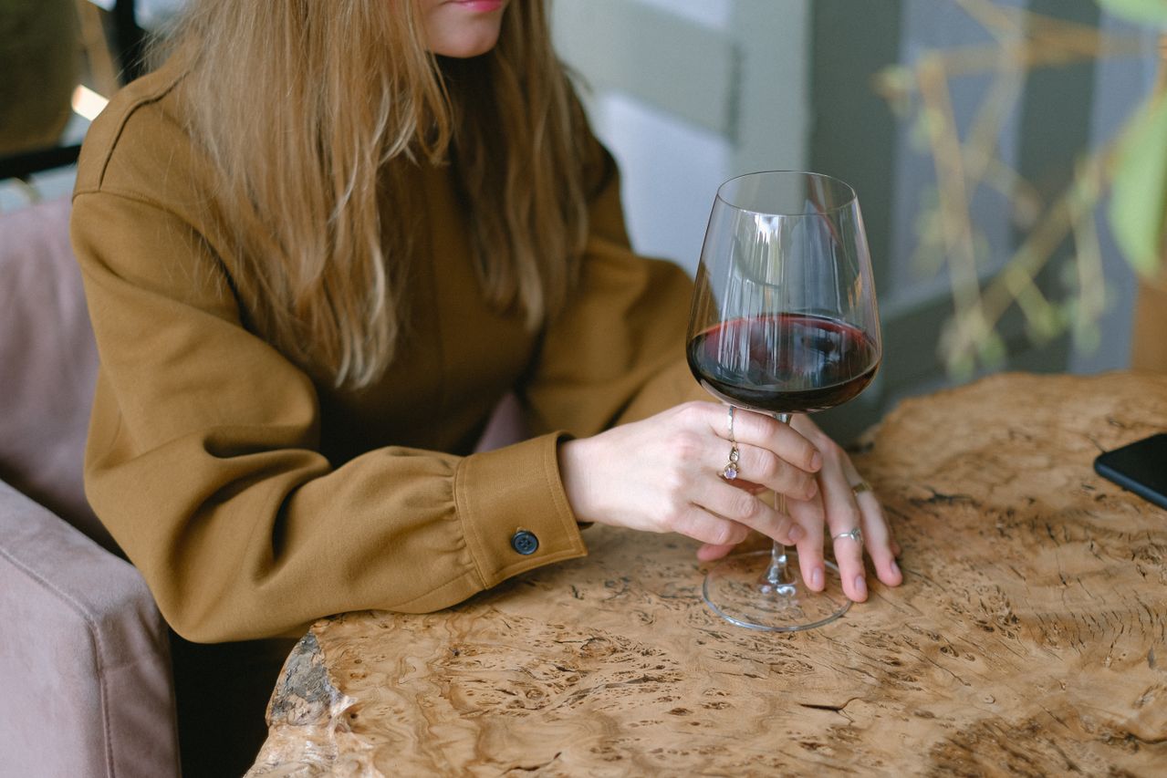 Sokan legyintenek rá, pedig a munkahelyeken is komoly gond: így ismerhető fel az alkoholfüggőség